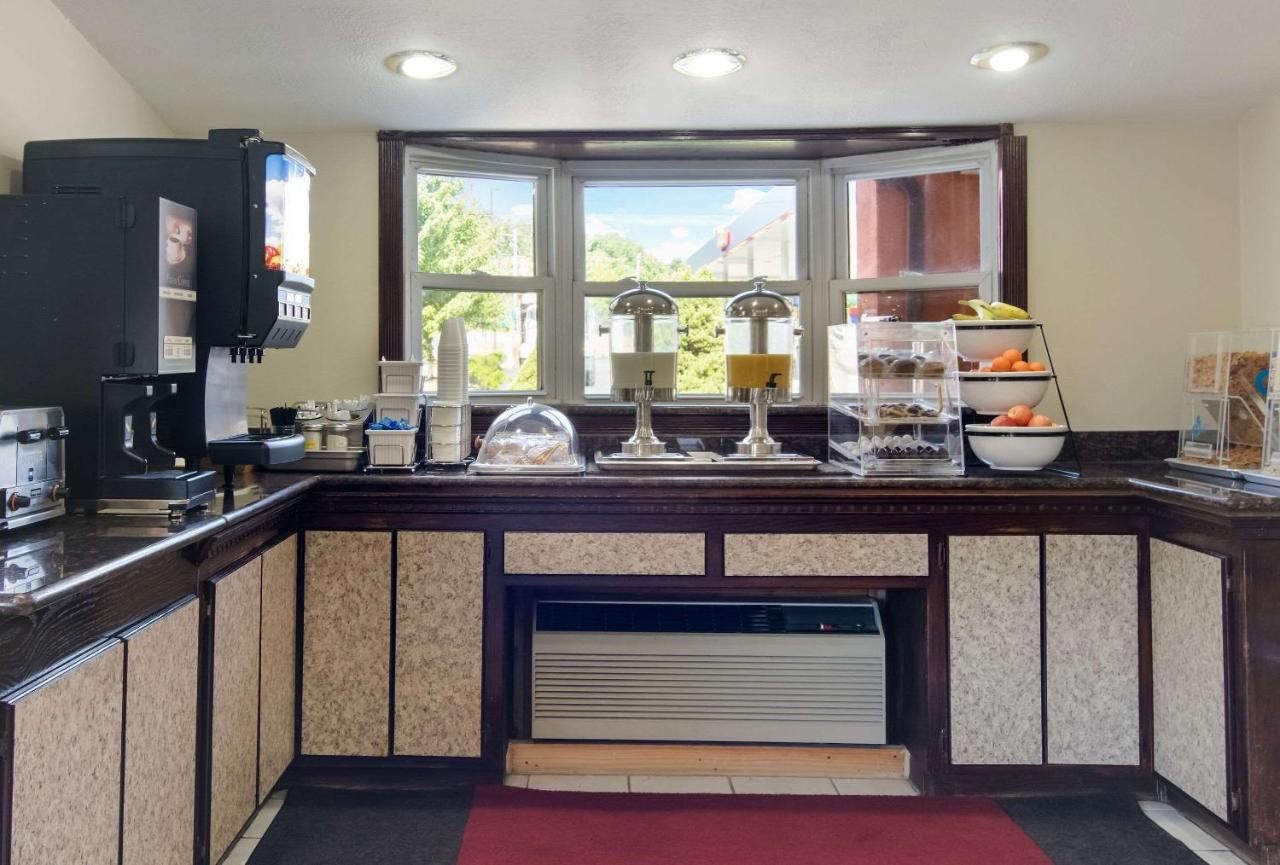 Econo Lodge Pittsburgh I-79 Exteriör bild